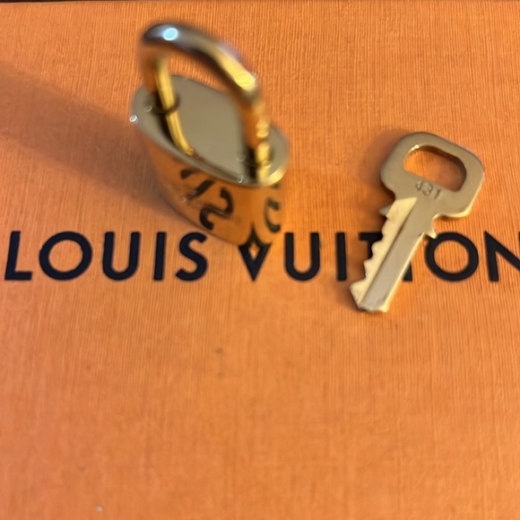 No 431 Louis Vuitton Padlock Set - Picture 3 of 8